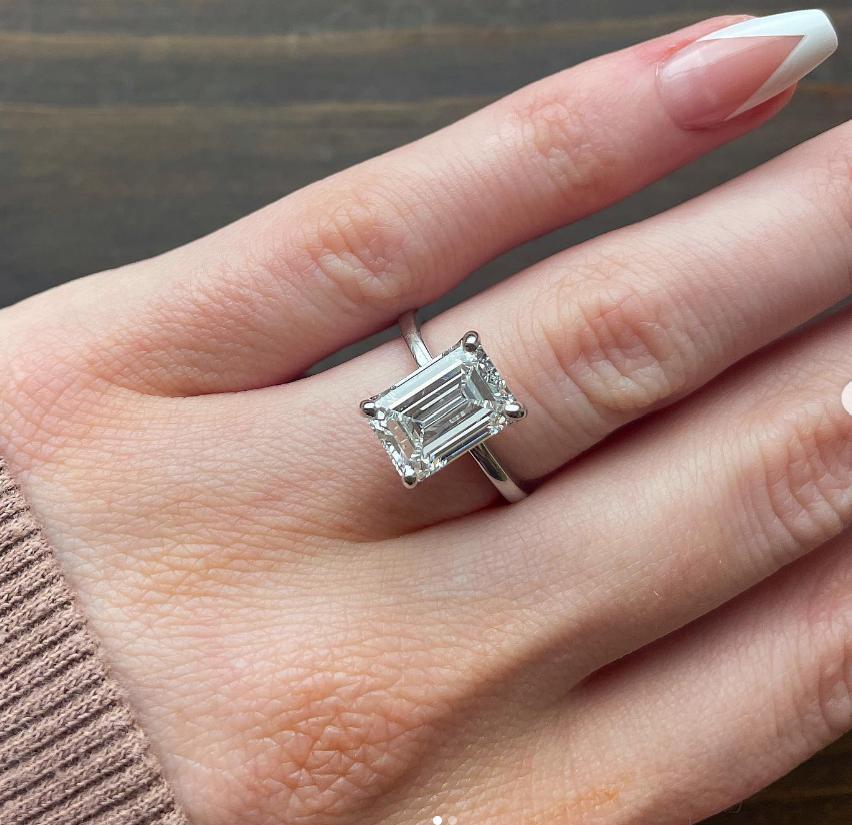 Winter Jewelry’s ring brings a classic, elegant look like a diamond engagement ring, perfect for special occasions.