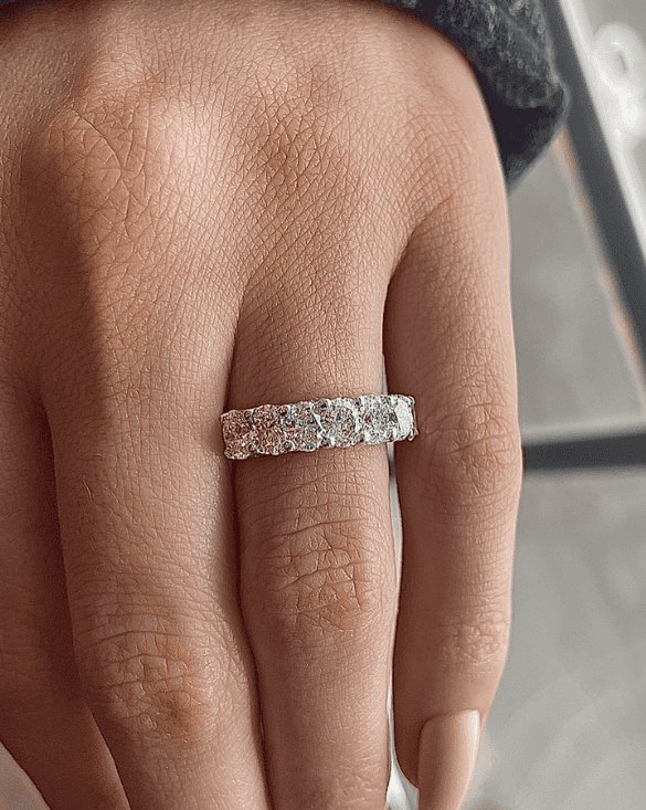 Winter Jewelry's diamond band symbolizes lasting love and style, appealing to those seeking classic, elegant jewelry.