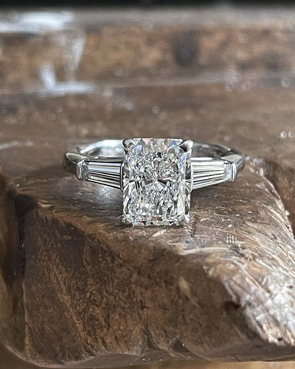 Winter Jewelry’s classic diamond ring highlights simple elegance and timeless charm, perfect for special moments.