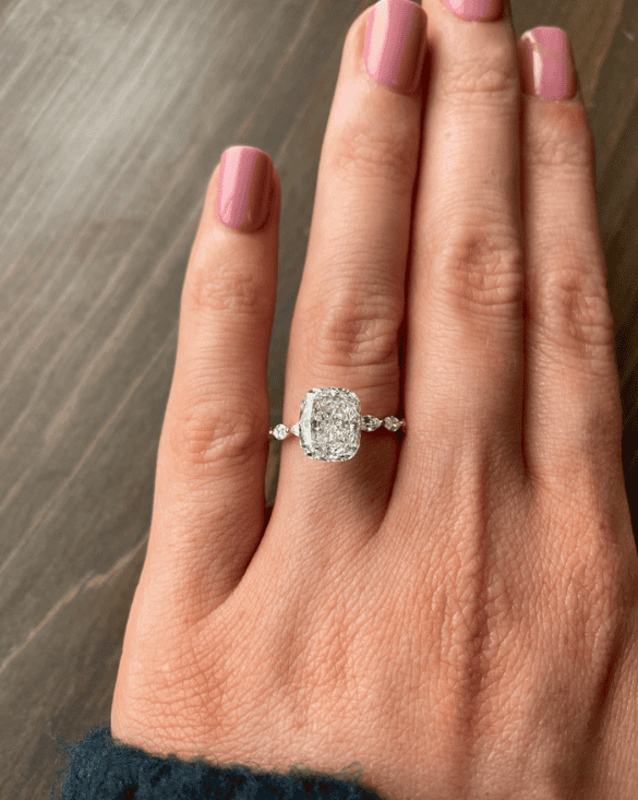 Winter Jewelry’s diamond ring shines, showing off its style and sparkle—a beautiful gift idea for special moments.