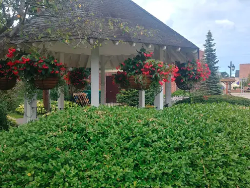 A scene showing Winter Jewelry’s welcoming and elegant style, inviting with neat landscaping and a peaceful outdoor feel.